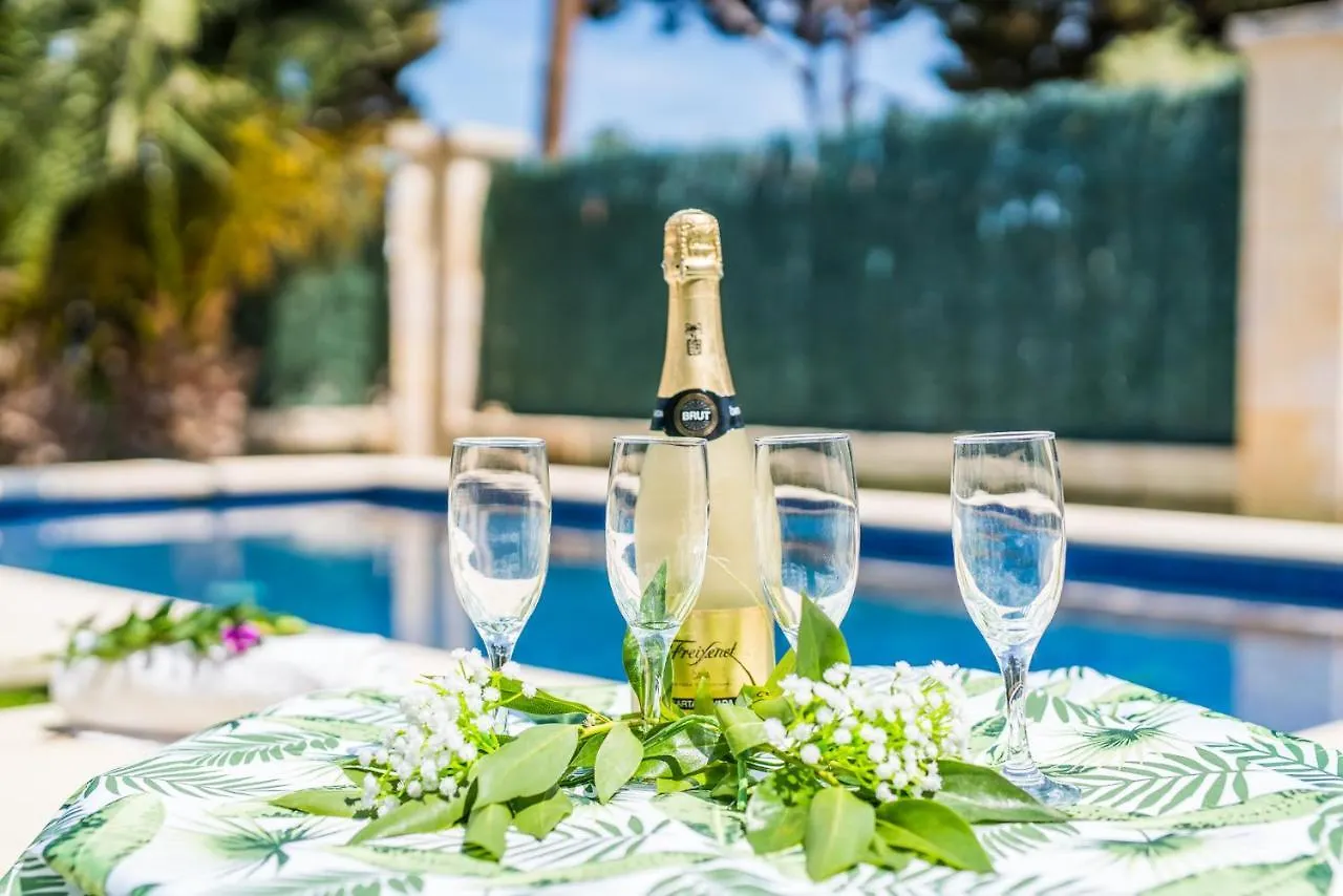 Ideal Property Mallorca - Villa Jardi Alcúdia 0*,
